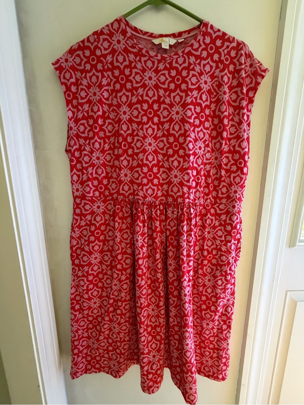 Casual Boden popover red and pink geometric patterned size 10 dress with pockets